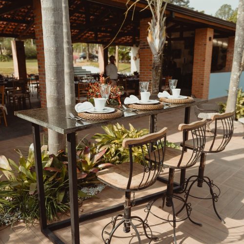 Bistro com Banquetas de Ferro