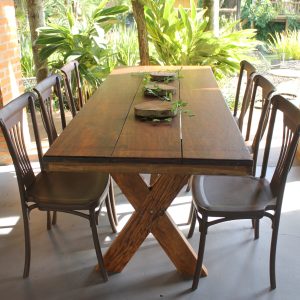 Mesa 6 lugares com cadeiras